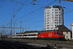 Re 460 010-2 durchfährt am 22.12.2022 den Bahnhof Pratteln.