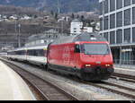 SBB - 460 023-5 mit 4 Personenwagen im Bhf. Brig am 26.02.2023