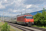 Re 460 075-5 fährt am 28.07.2023 Richtung Bahnhof Itingen.