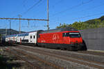 Re 460 053-2 durchfährt am 20.09.2023 den Bahnhof Gelterkinden.