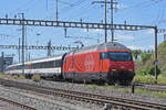 Re 460 098-7 durchfährt am 13.06.2023 den Bahnhof Pratteln.