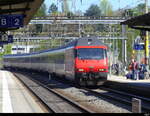 SBB - 460 099 an der Spitze eines IR bei der durchfahrt im Bhf. Nyon am 06.04.2024