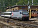 SBB - E-Lok 460 107-6 mit Vollwerbung bei der einfahrt in den Bahnhof von Brig am 20.09.2007