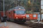 Re 4/4 460 030-0 am 30.10.1993 vor Gterzug bei der Einfahrt von Lugano.