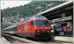 460 047-4 bernimmt die Spitze des IR 2286 nach Zrich HB. Oberhalb des Bahnhofs Locarno sieht man die Kirche Madonna del Sasso, von wo man einen herrlichen Rundblick ber den Lago Maggiore geniessen kann. Erreichbar ist die Kirche bequem ab Bahnhof mit einer Standseilbahn. (03.06.2008)