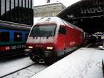 Re 460 017-7 ausnahmsweise vor dem Rheintalexpress am 27.01.07 im Bahnhof St. Gallen. Nebenzu einen Ersatz IC 2000.