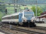 SBB - 460 024-3 vor Schnellzug bei der Durchfahrt im Bahnhof von Liestal am 11.05.2009