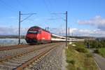 Am 11.10.09 macht sich Re 460 025-0  Striegel  auf den Weg zu ihrem Endbahnhof Konstanz, mit Halt vorher noch in Kreuzlingen.