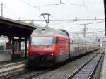 SBB - 460 047-4 in IC bei der ausfahrt aus dem Bahnhof Thun am 21.03.2010