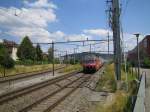 Die Re 460 025-0 ''Striegel'' zog am 13.7.05 den IC 728 nach Genve-Aroport durch den Bhf.