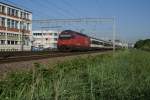 Re 460 070-6 befindet sich am 16.7.10 mit dem sehr langen IR 9055 Biel-Konstanz Zrich Altstetten.