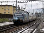 Die Re 460 080-5 mit der Werbung fr das Verkehrshaus durchfhrt am 07.12.10 den Bahnhof Morges mit einem IC am Haken.