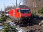 Re 460 012-8 schiebt am 23.01.2011 zwischen Lengwil und Kreuzlingen-Bernrain den IR 2121 von Biel kommend nach Konstanz.