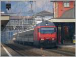 460 066-4 mit IR2165 nach Locarno wartet auf die Abfahrt in Arth-Goldau.