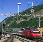 Re 460 110 fhrt mit IR 1417 (Genve Aroport-Brig) in ihren Endbahnhof ein.