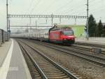 SBB - 460 102-7 vor IR bei der durchfahrt im Bahnhof Rothrist am 12.03.2011    