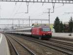 SBB - 460 116-7 vor IR bei der durchfahrt im Bahnhof Rothrist am 12.03.2011    