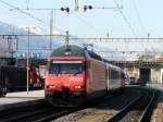 SBB - 460 033-4 mit Schnellzug bei der einfahrt in den Bahnhof Sierre am 18.03.2011