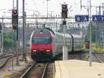 SBB - 460 080-5 mit RE bei der einfahrt in den Bahnhof Biel am 01.07.2011