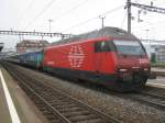 Re 460 055 mit IR 2165 und drei EWII Wagen (1 Wagen an der Spitze und am Schluss 2 Wagen zur Verstrkung) in Arth-Goldau, 22.09.2011.