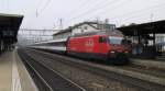 460 060-7 sieht man hier in Sissach mit einem IC nach Brig durchfahren. 06.11.2011