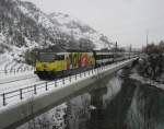 Re 460 053 mit IR 1420 bei Ausfahrt in Leuk.