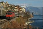 Die SBB Re 460 111-8 schlngelt sich bei St-Saphorin am vom Bisenwetter gezeichneten Lac Lman entlang. 
11. Mrz 2012