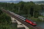 Re 460 088-8 berquert am 27.5.12 mit dem IR 2065 die Reuss bei Turgi.