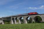 Re 460 017-7 berquert am 14.6.12 mit dem IR 2579 den Rheinviadukt bei Eglisau.