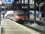 SBB - 460 035-0 vor Schnellzug in der Bahnhofshalle vom Bahnhof Basel SBB am 22.07.2012