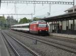 SBB - 460 018-5 mit Schnellzug bei der durchfahrt im Bahnhof Sissach am 28.07.2012