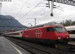 Re 460 033-4 am 29.9.2012 in Arth-Goldau als IR 2163 nach Locarno. Zum 7-teiligen Stammzug wurden dem Zug noch 4 Zusatzwagen in Form eines Zusatzmoduls mitgegeben. Da aber im Stammzug 5 der 7 Wagen nicht Pendelzugfhig sind, wurde der EW-IV-Steuerwagen als normaler Wagen mitgefhrt.