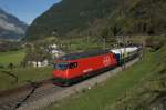 Re 460 116-7 befindet sich am 20.10.2012 mit dem IR 2169 bei Erstfeld. An erster Stelle hinter der Lok war ein Salonwagen eingereiht.