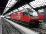 SBB - 460 068-0 am Schuss eines ausfahrenden Zuges im Hauptbahnhof Zrich am 01.01.2013