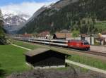 Die  Re 460 094 mit einem IR am 11.05.2013 unterwegs bei Ambr-Piotta.