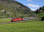 Eine Re 460 mit einem IR am 11.05.2013 unterwegs bei Varenzo.