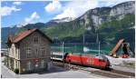 IR1775 schlngelt sich durch Mhlehorn am Walensee.