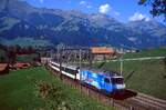 460 020 hat den Frutiger Viadukt passiert und mht sich mit IC 879 den Berg nach Kandersteg hinauf, 15.09.2003.