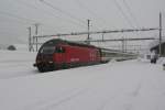 Re 460 044-1 mit IR 2271 bei Einfahrt in Airolo, 07.02.2014.