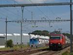 Re 460 101-9 zieht am 07.09.2014 den IC 826 von Romanshorn nach Brig am Stadler-Werk in Erlen (TG) vorbei, in dem ein unbekannter und unnummerierter Rangiertraktor sowie ein KISS stehen.