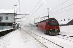 SBB: Aufnahmen dieser Art waren während dem diesjährigen Winter in der Region Solothurn nur an wenigen Tagen möglich. IR Biel-Konstanz mit der Re 460 005-2 bei der Bahnhofsdurchfahrt Deitingen am 29. Dezember 2014.
Foto: Walter Ruetsch