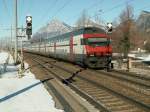 IR Dosto Basel-Chur mit Schublok Re 460 durchfhrt in den nchsten Sekunden den Bahnhof Maienfeld.30.01.07