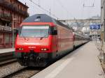 SBB - 460 050-8 mit RE nach Brig im Bahnhof von Montreux am 14.03.2015