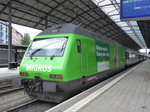SBB - Lok 460 080-5 mit RE nach Bern in der Bahnhofshalle in Olten am 16.04.2016