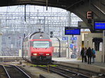 SBB - 460 075-5 bei der einfahrt im Bahnhof Zürich am 23.04.2016