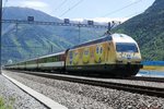 Re 460 029 mit Chiquita Banane Werbung mit dem IR nach Brig, kurz vor Visp am 15.5.2016.