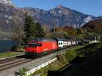 Die Re 460 012 mit einem IC 2000 am 29.10.2016 unterwegs bei Mols.