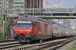 Re 460 000-3 durchfährt den Bahnhof Muttenz.