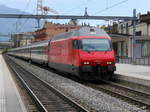 SBB - IR Brig - Genf an der Spitze die Lok 460 113-4 bei der einfahrt im Bahnhof Montreux am 09.05.2017