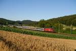 Re 460 106-8 zieht am 16.07.2017 den IC 734 im wunderschönen Abendlicht von Elgg Richtung Schottikon.